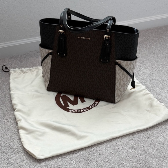 Michael Kors Voyager Large Signature Logo Tote Bag- Black and Brown - Picture 14 of 15